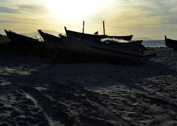 Καιρός: Ζέστη και ισχυροί άνεμοι στο προσκήνιο – Τι ισχύει για τον απόπλου των πλοίων