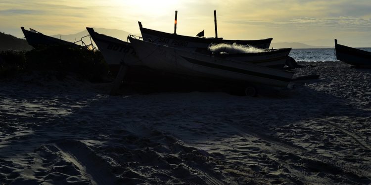 Καιρός: Ζέστη και ισχυροί άνεμοι στο προσκήνιο – Τι ισχύει για τον απόπλου των πλοίων