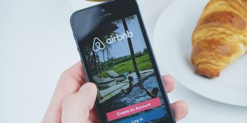 Σκέψεις για παράταση περιορισμών στα Airbnb: Στόχος η ανάσχεση της στεγαστικής κρίσης